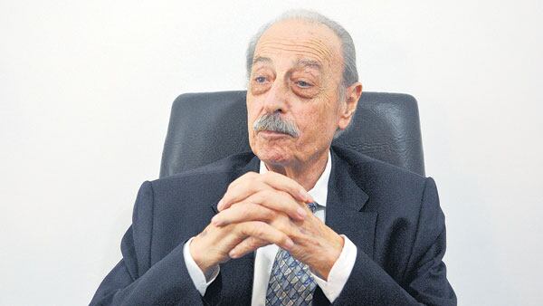 Carlos Fiore es médico y cirujano egresado de la UBA.