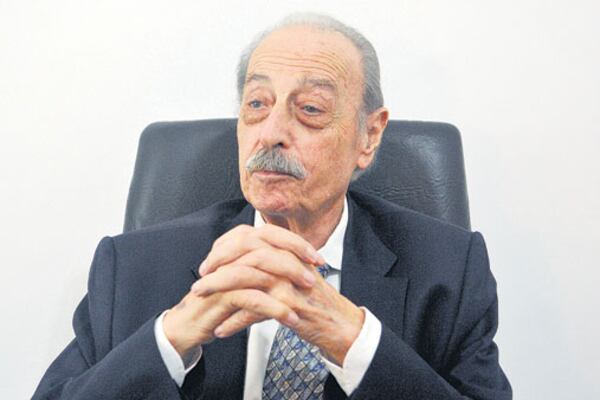 Carlos Fiore es médico y cirujano egresado de la UBA.