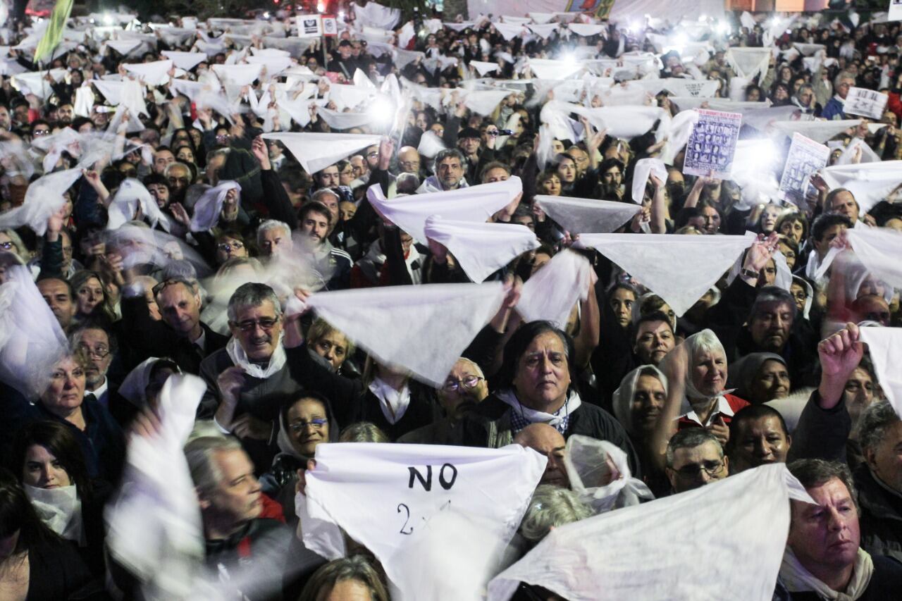 La marcha contra el 2 x 1 desbordó la Plaza de Mayo. 
