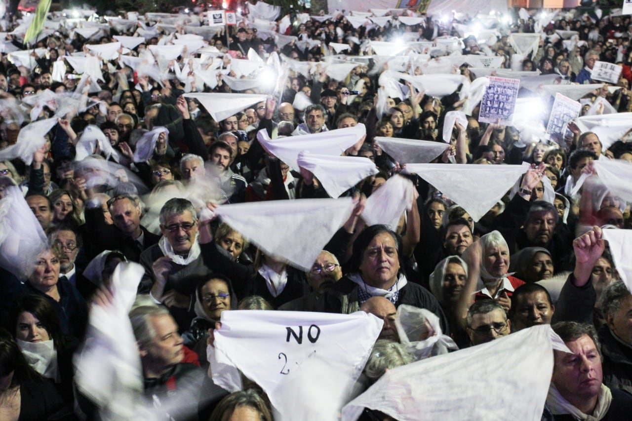 La marcha contra el 2 x 1 desbordó la Plaza de Mayo.