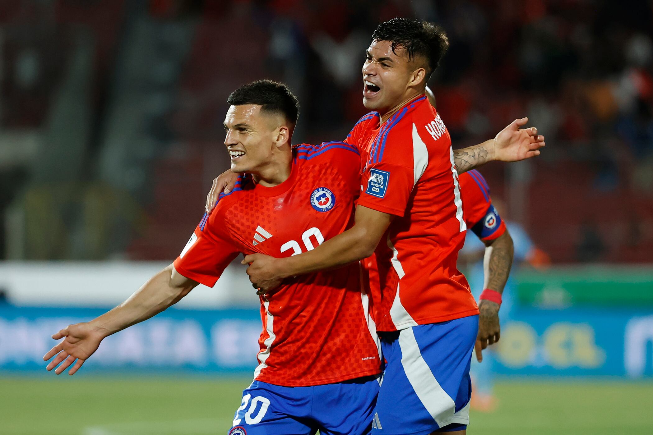 Cepeda celebra con Hormazábal el primero de sus golazos