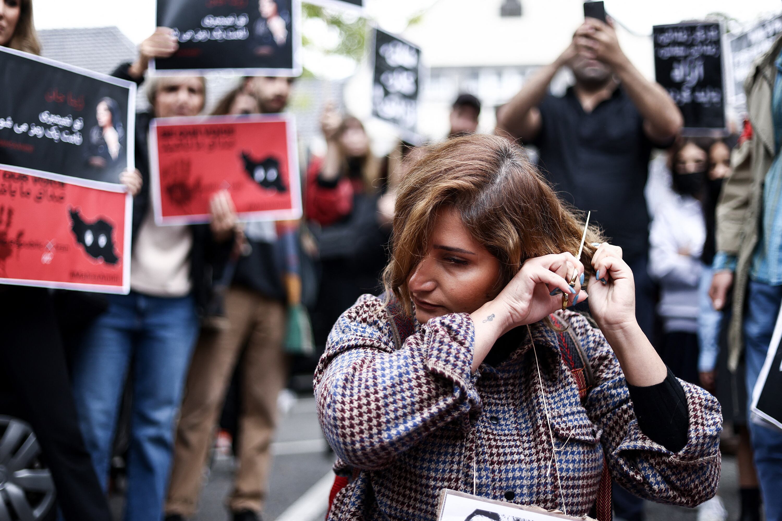 Cortarse el pelo públicamente, una forma potente de protesta por el asesinato de Mahsa Amini y contra el gobierno de los patriarcas.