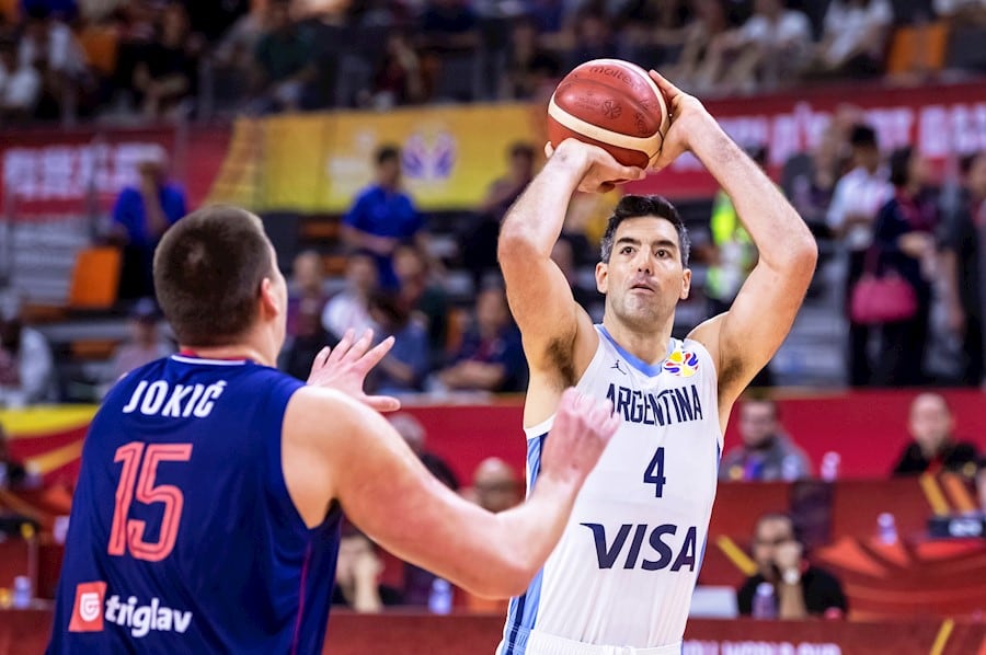 El capitán Luis Scola, máximo anotador del partido con 20.