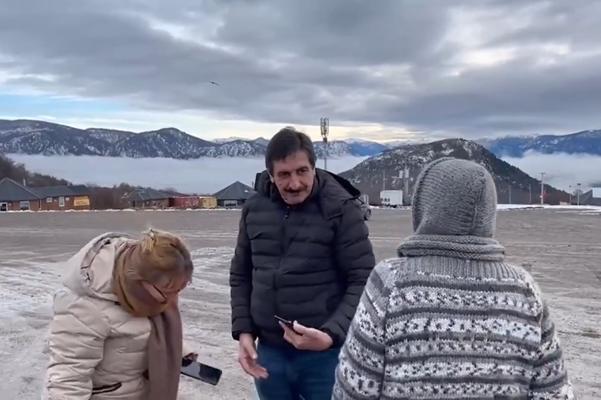 Los turistas uruguayos en su paso por San Martín de los Andes, previo al viaje a Bariloche. Imagen: Captura de pantalla del video publicado en Facebook
