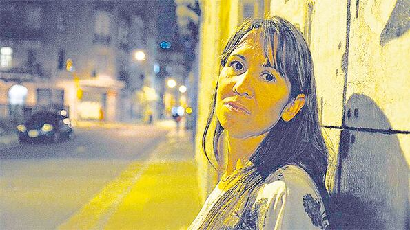 Ivana Rosales retratada cuando presentó la demanda ante la CIDH.