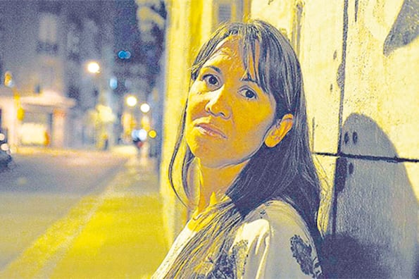 Ivana Rosales retratada cuando presentó la demanda ante la CIDH.