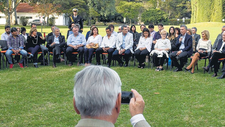 Mauricio Macri recibió a los familiares de ex combatientes en los jardines de Olivos.