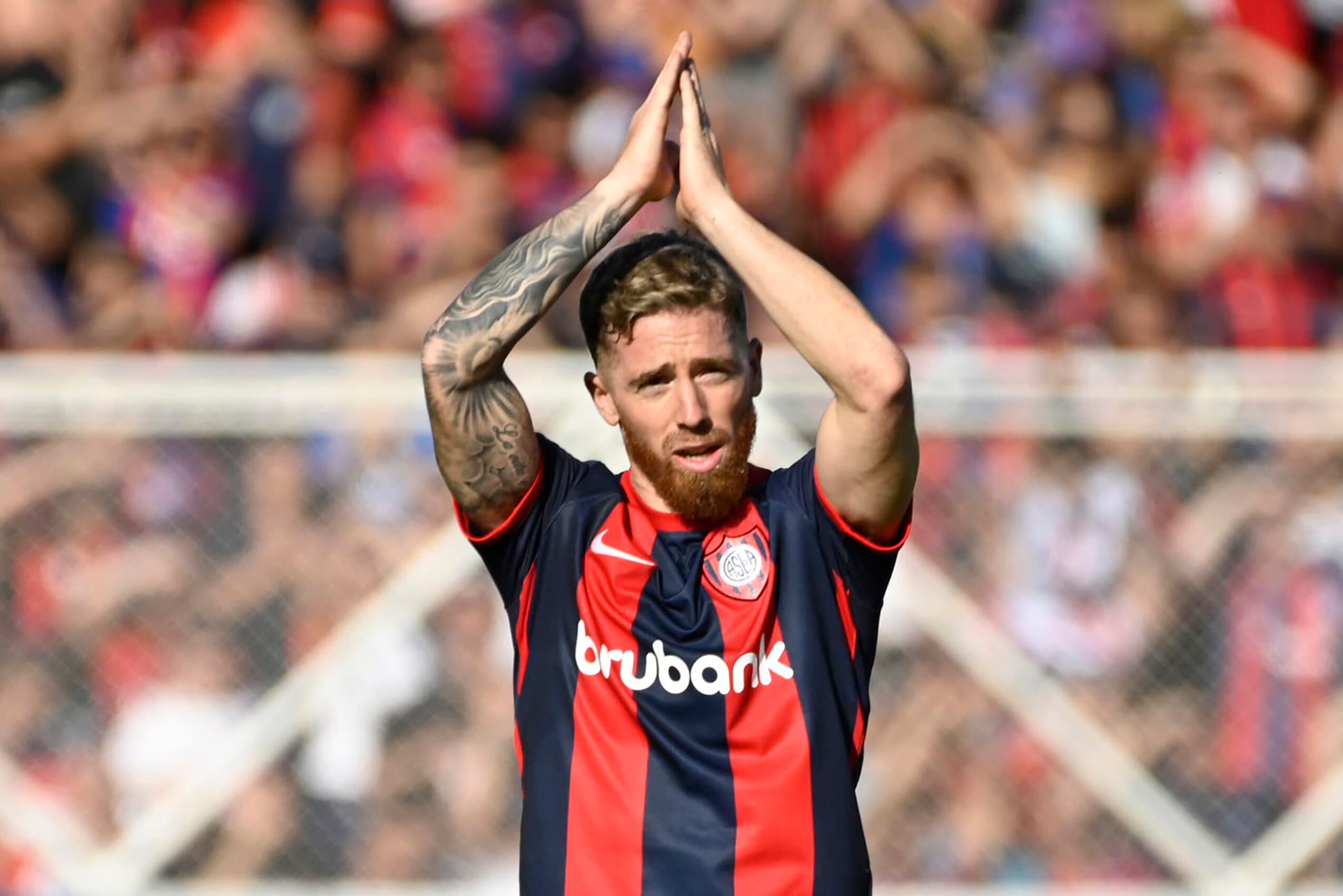 Muniain saluda a la gente de San Lorenzo