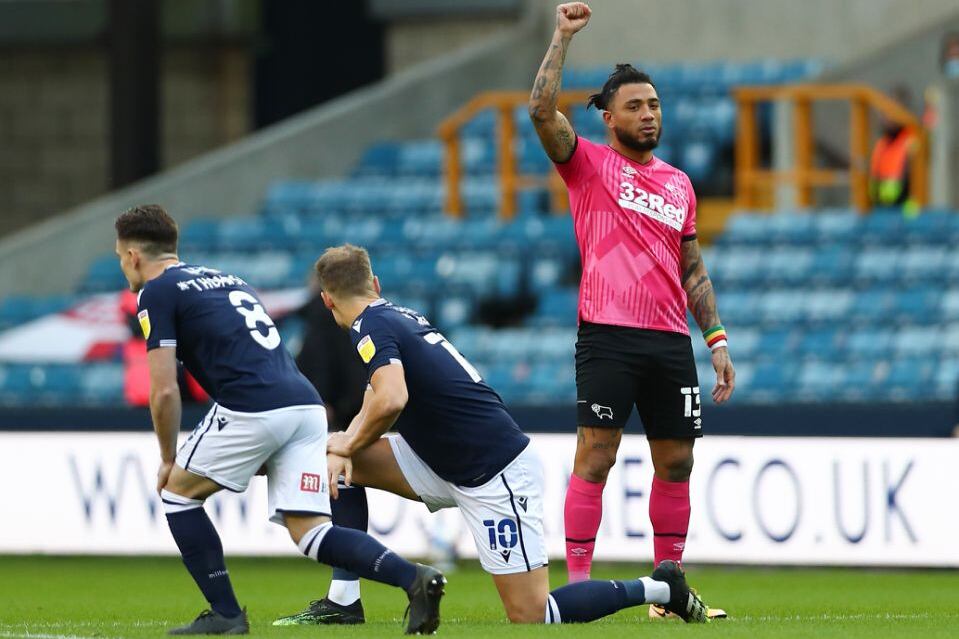 Puño en alto para el delantero turco Kazim-Richards, en el medio del abucheo racista.