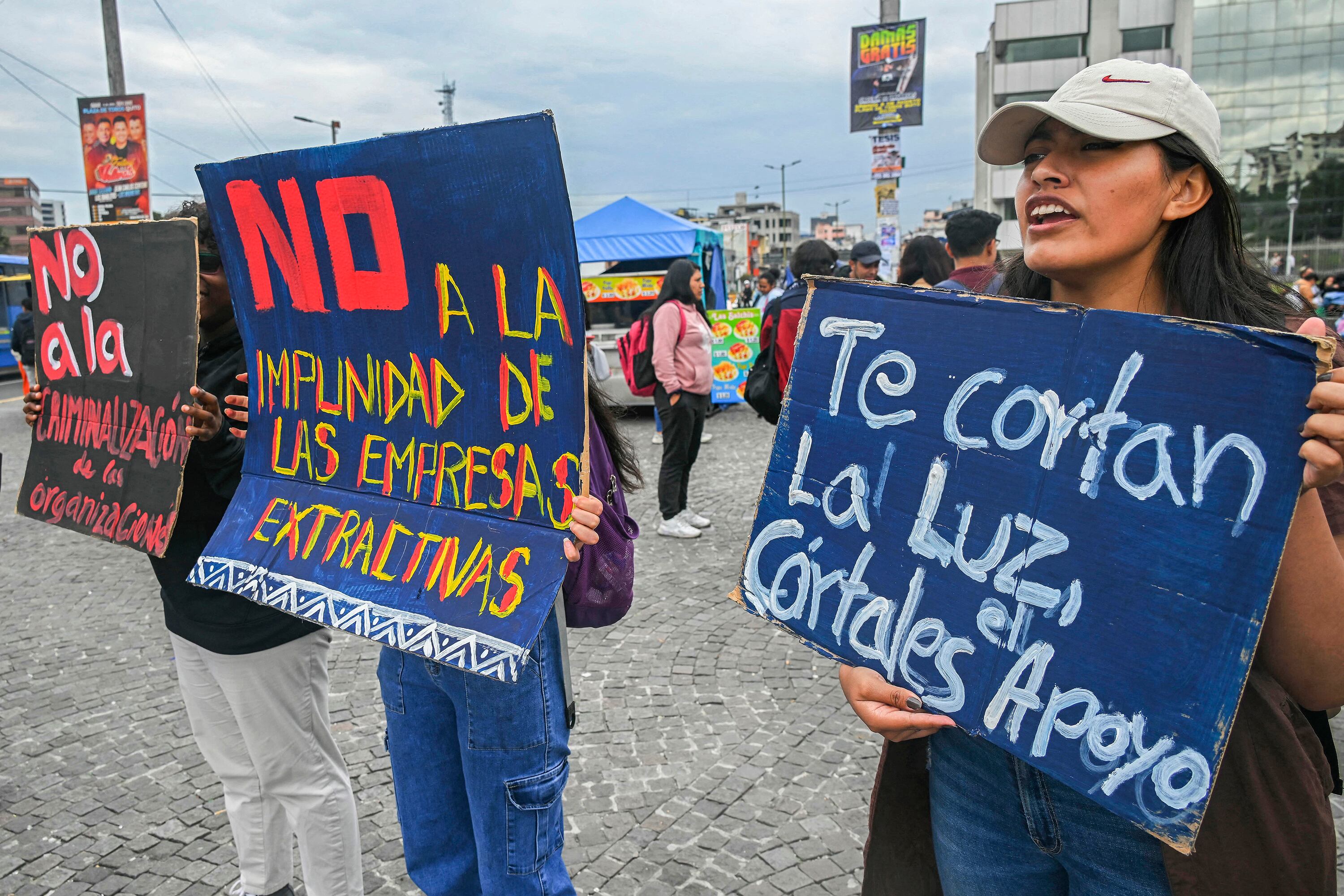 Estudiantes universitarios protestan contra Noboa en Quito.