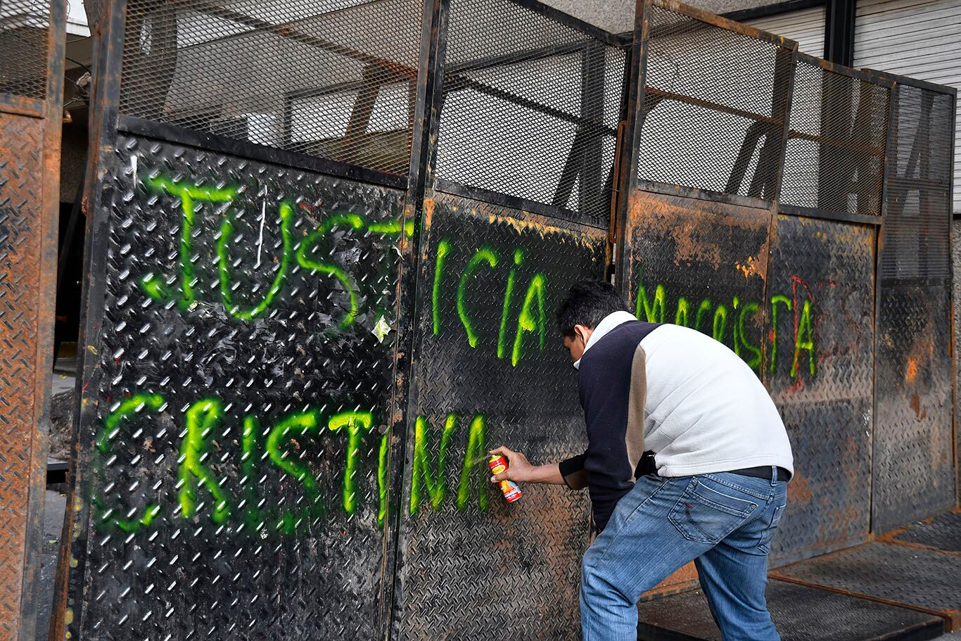 Cristina Fernández repudió en una nota el operativo policial de la Ciudad de Buenos Aires frente a su casa en la esquina de Juncal y Uruguay, en Recoleta. 