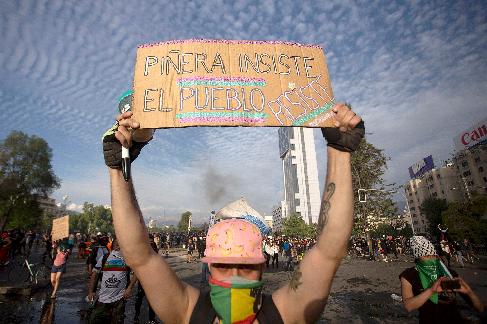 La "primera línea" de manifestantes chilenos, blanco del espionaje estatal.