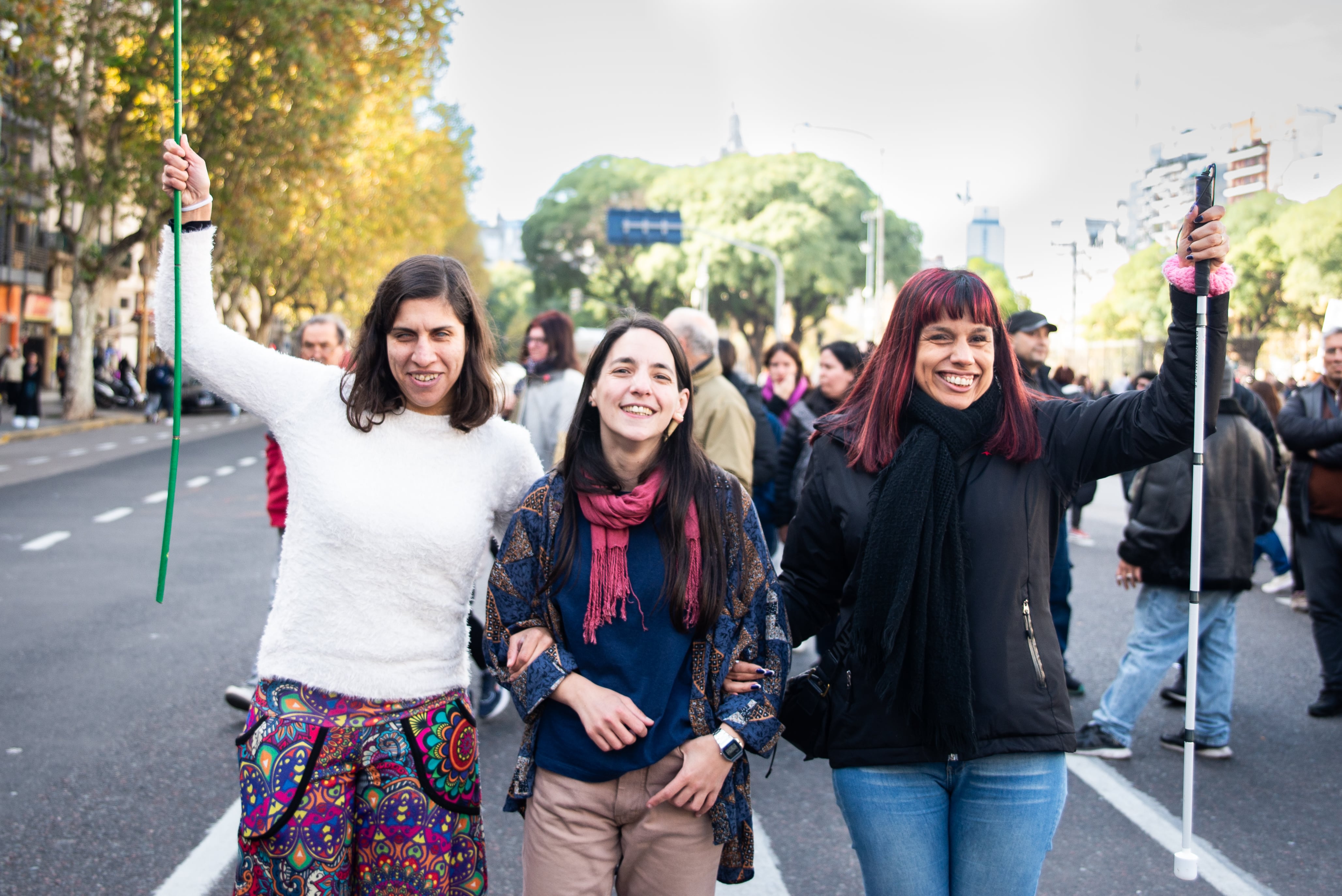 De izquierda a derecha: Laura Alcaide, Maive Carone Fernandez y Lorena Aguirre, activistas del colectivo de discapacidad.