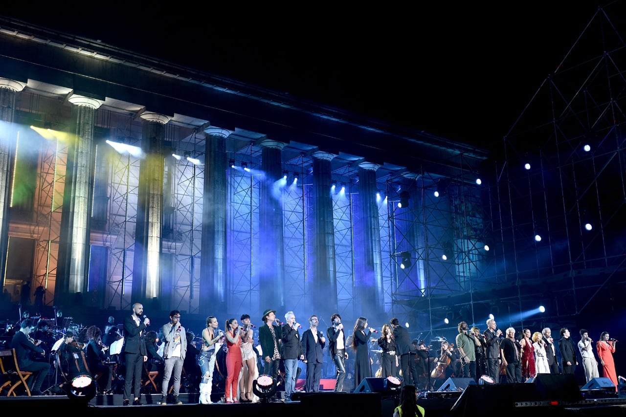 El final con todos los artistas entonando el Himno puso de pie a la multitud que desbordó la Avenida Figueroa Alcorta.