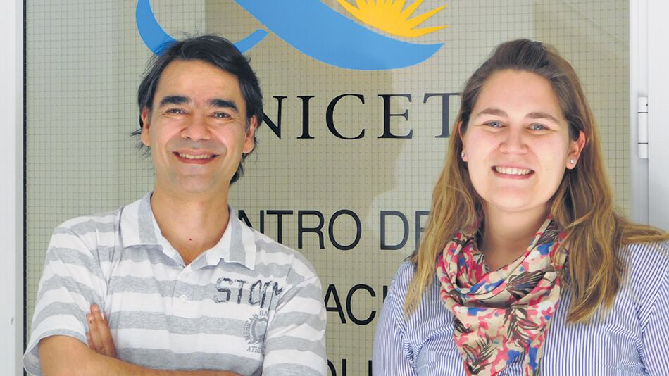 Elmer Fernández, director de la investigación del Cidie, y Gabriela Merino, becaria.