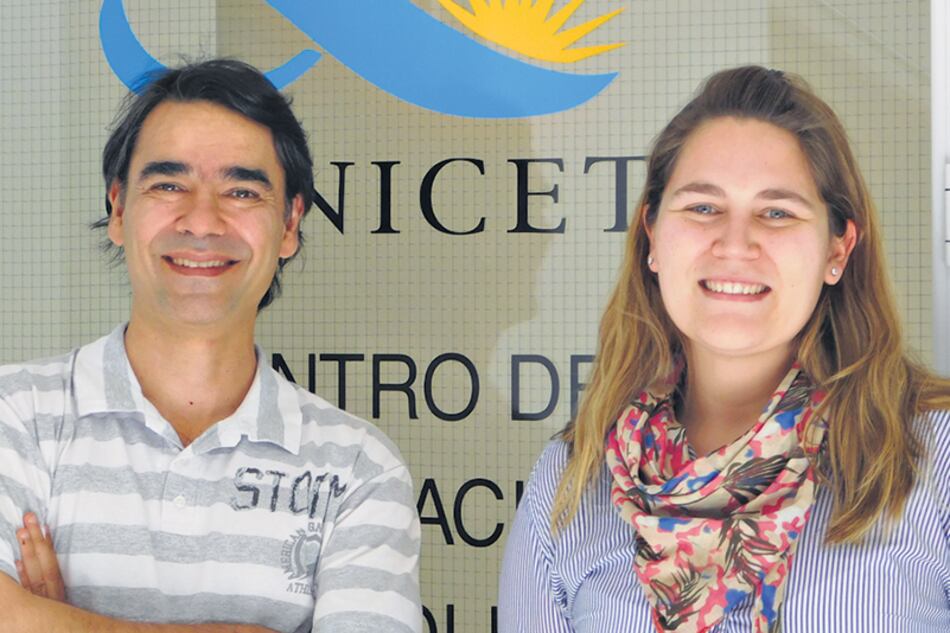 Elmer Fernández, director de la investigación del Cidie, y Gabriela Merino, becaria.