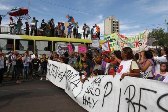 La marcha frente al municipio de Lanúis en repudio a la represión en los Cartoneritos