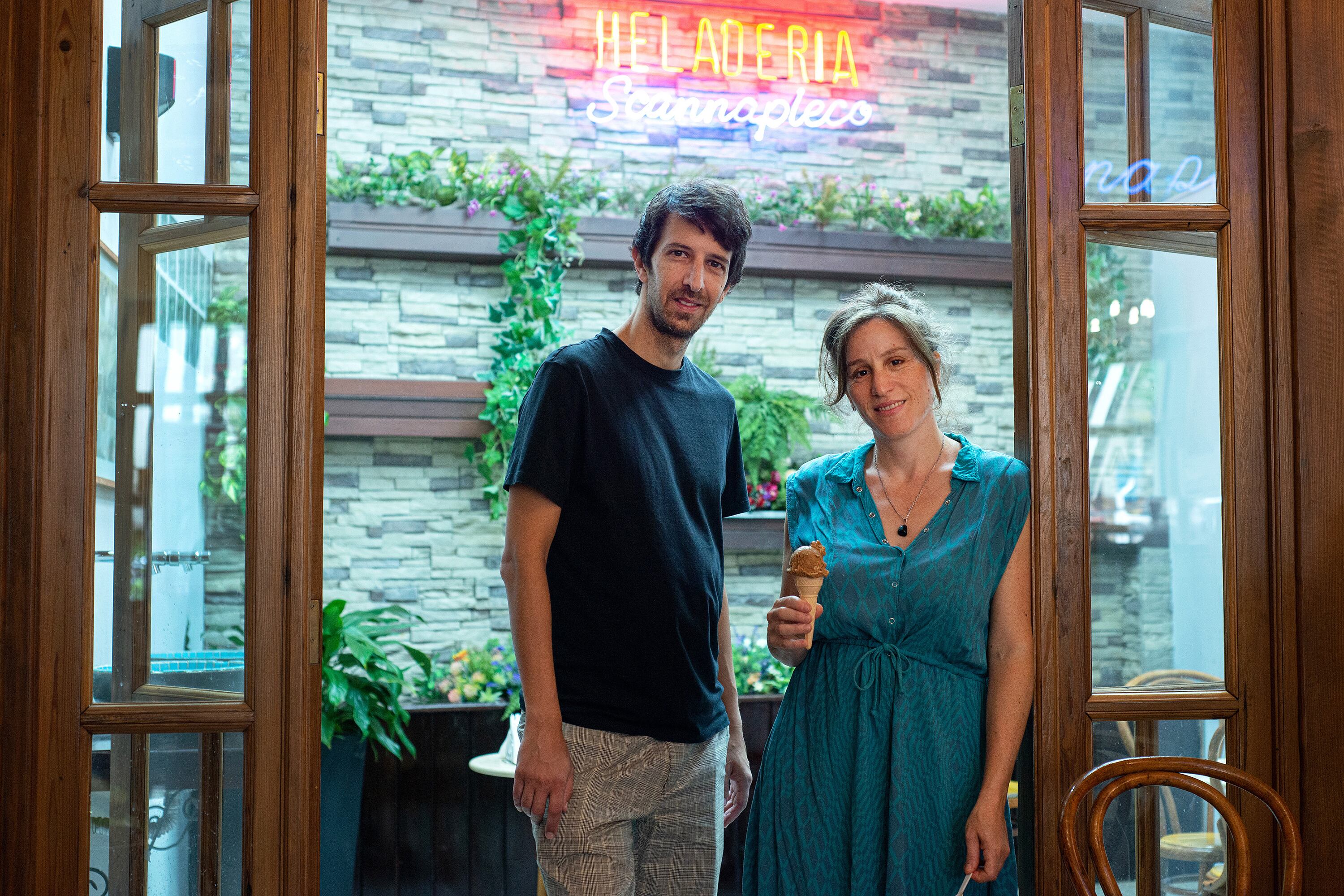 Penelas dirige a su pareja, Scannapieco, que es la autora del espectáculo.