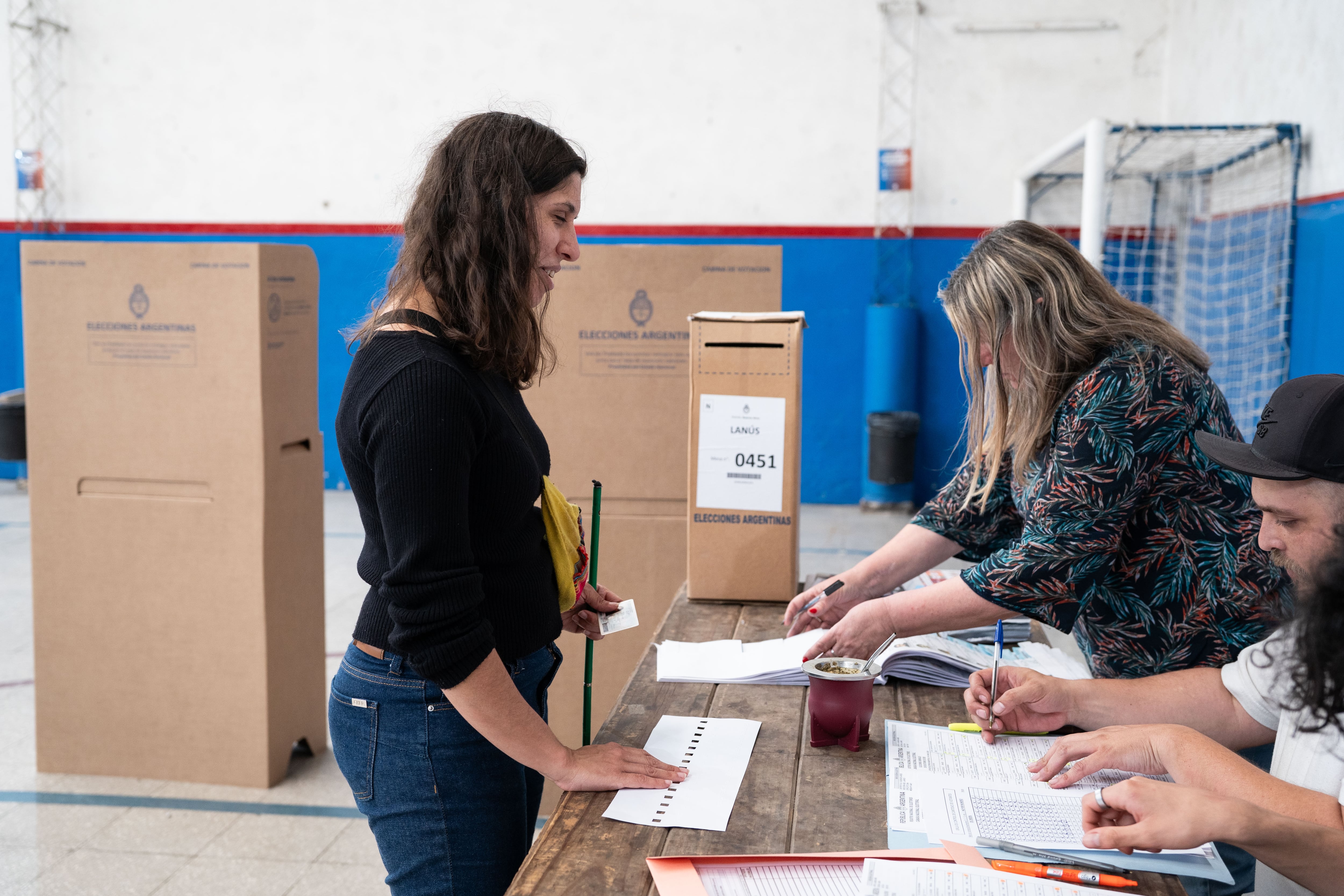 Laura Alcaide ejerciendo su derecho al voto en el Club Lafuente de Lanús.