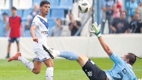 Robertone pica la pelota por encima del arquero De Bórtoli para marcar el cuarto gol.