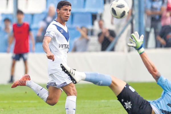 Robertone pica la pelota por encima del arquero De Bórtoli para marcar el cuarto gol.