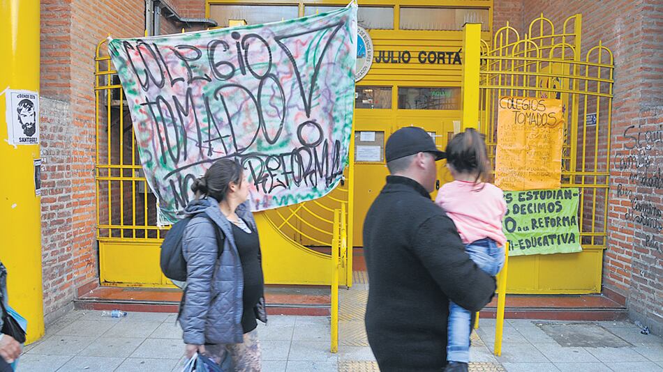 La toma en el Julio Cortázar sigue ordenada y concentrada en sus reclamos.