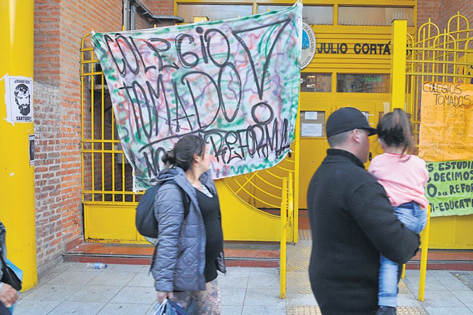 La toma en el Julio Cortázar sigue ordenada y concentrada en sus reclamos.