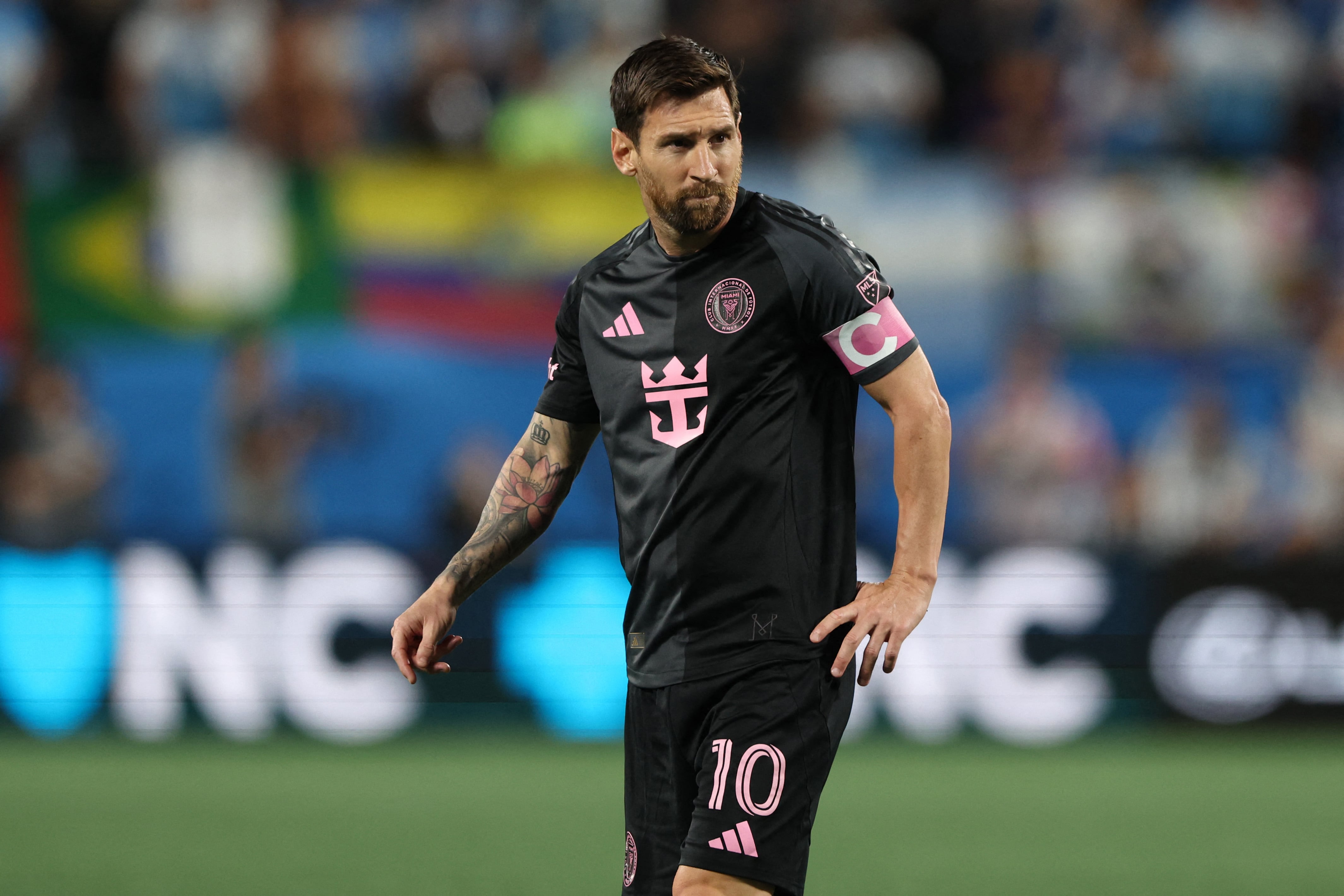 Lionel Messi viene de fallar un penal ante Charlotte.