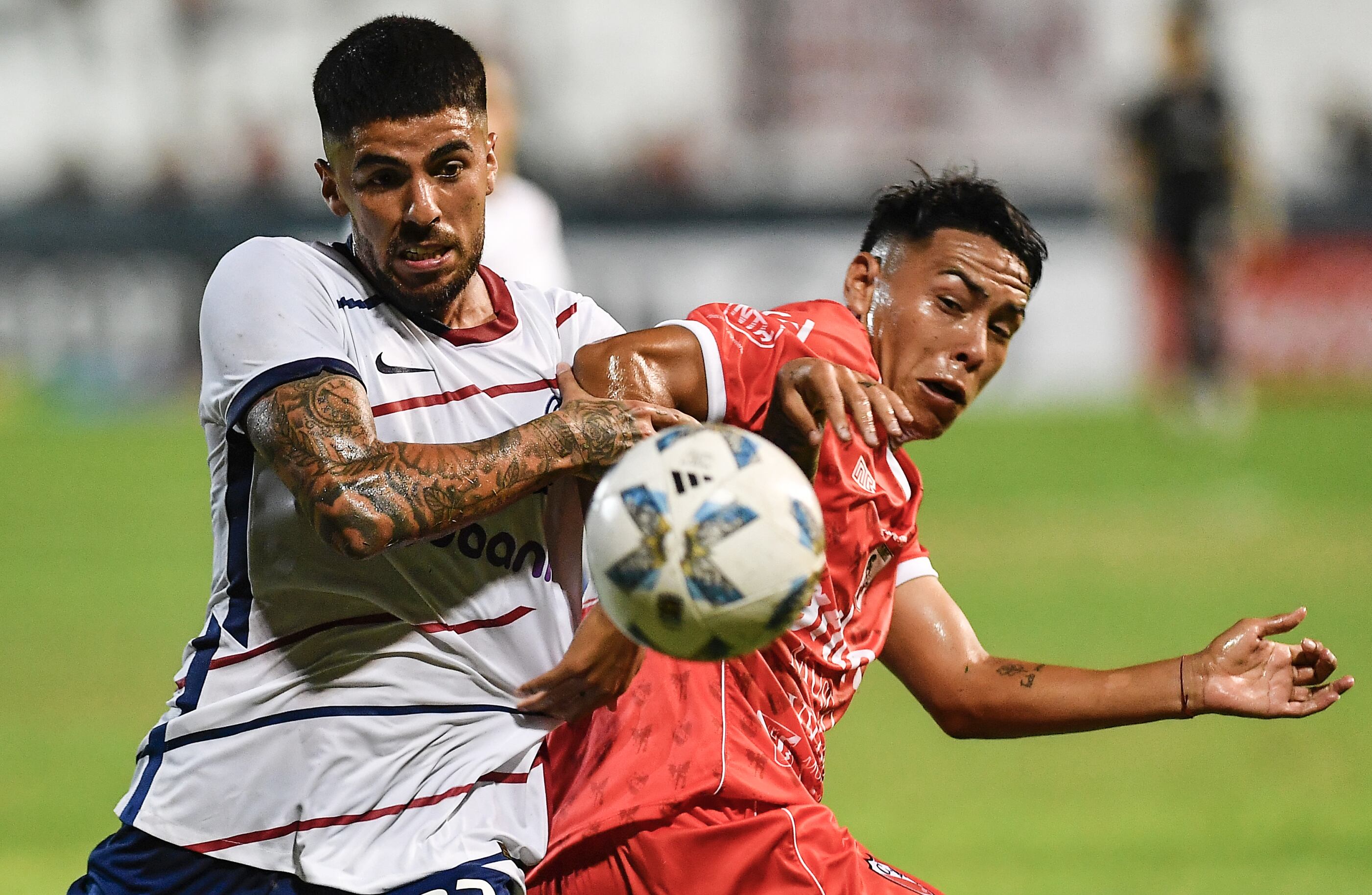 El duelo fue muy friccionado