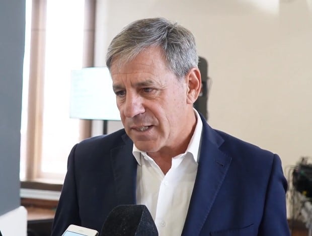 El secretario de Derechos Humanos de Santa Fe, Emilio Jatón, habló con el refugiado.