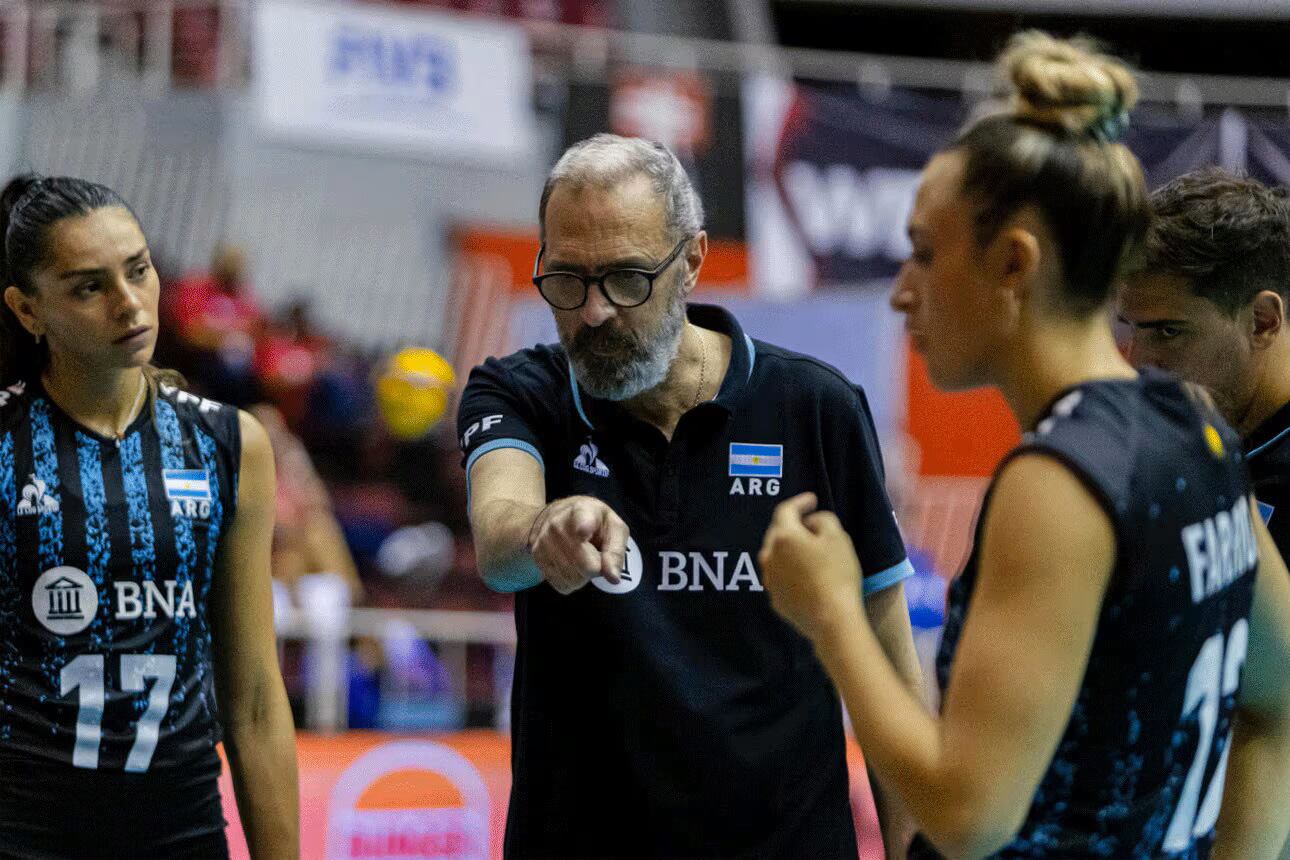 Castellani al frente de Las Panteras en la Copa Panamericana de 2023. En mayo vuelve de su licencia. (Prensa Norceca)