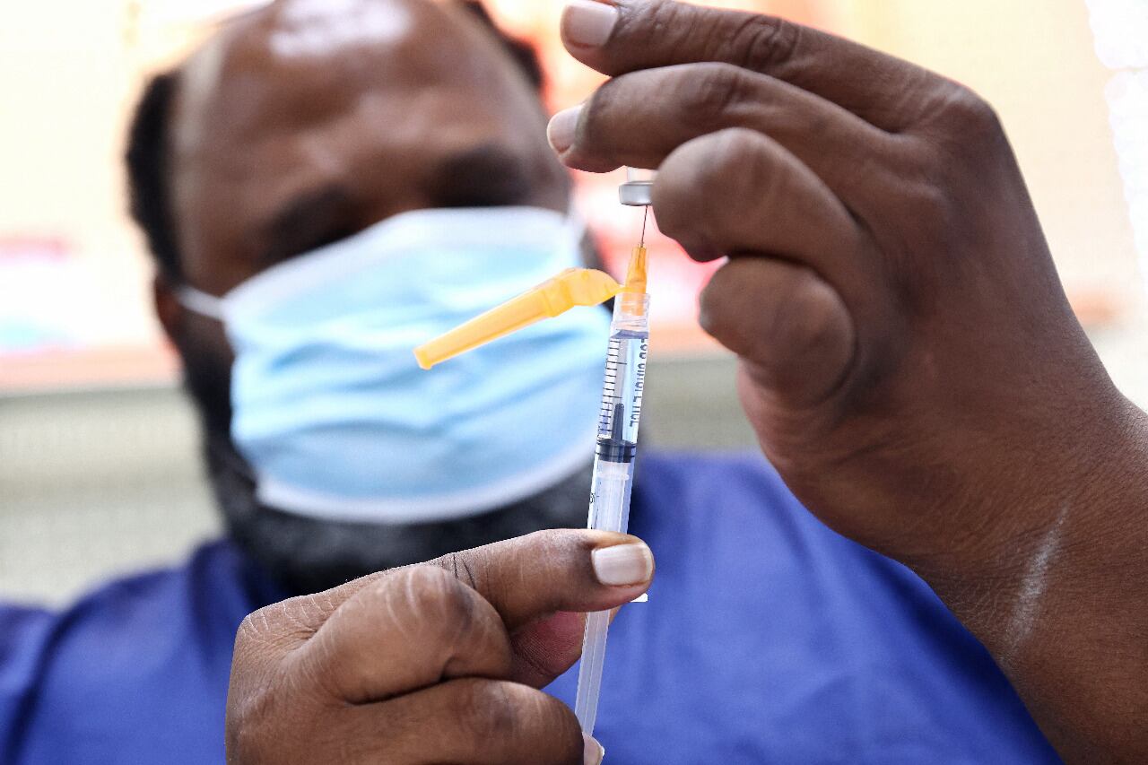 Los primeros en recibir la tercera dosis serán los profesionales sanitarios, las personas mayores que viven en residencias de ancianos y miembros de las fuerzas de seguridad.