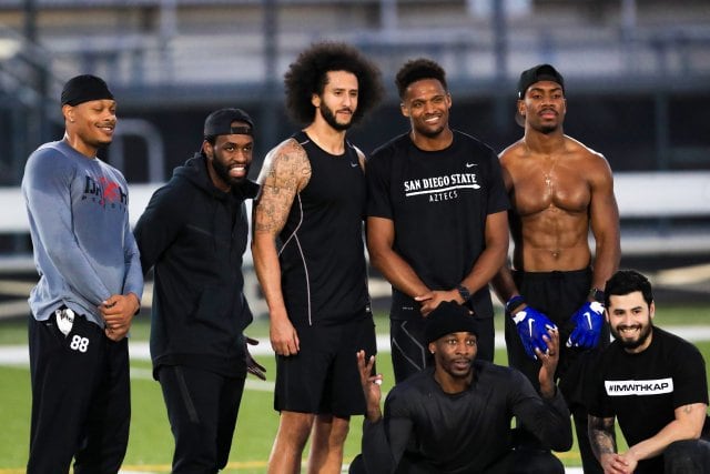 Kaepernick, con los receptores que lo ayudaron, entre ellos Jordan Veasy.