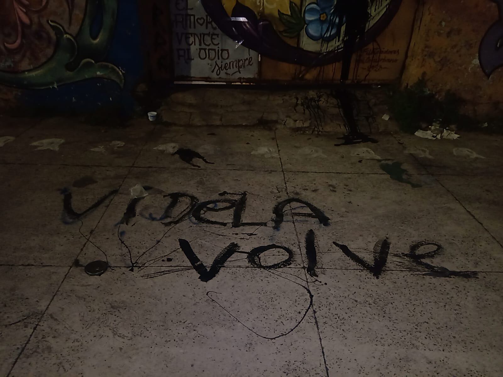 Además de cubrir murales con pintura negra, los vándalos escribieron frases con alto contenido de odio político y de  reivindicación a los genocidas. (Foto: Ademys)
