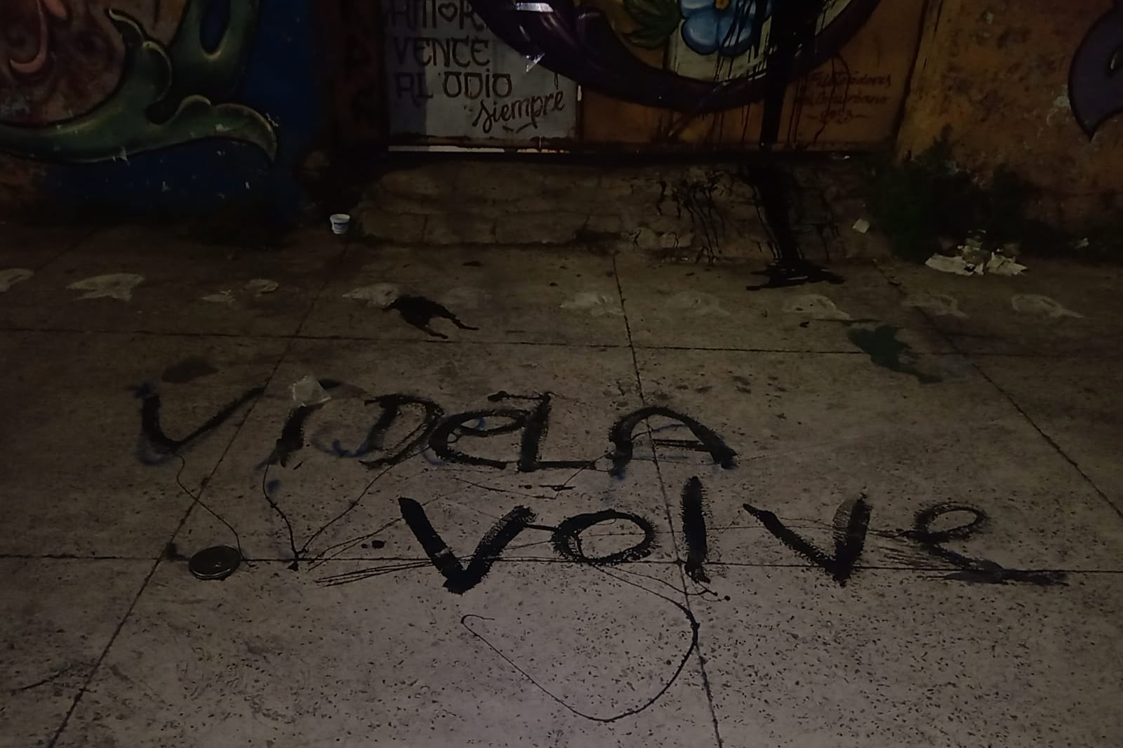 Además de cubrir murales con pintura negra, los vándalos escribieron frases con alto contenido de odio político y de reivindicación a los genocidas. (Foto: Ademys)