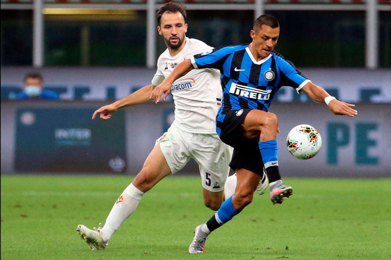 El chileno Alexis Sánchez domina ante el croata Milan Badelj. El ex River se fue reemplazado a los 68 por Lautaro Martínez.