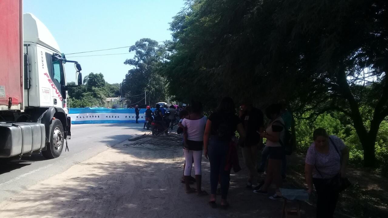 Corte de ruta en el puente internacional de Salvador Mazza