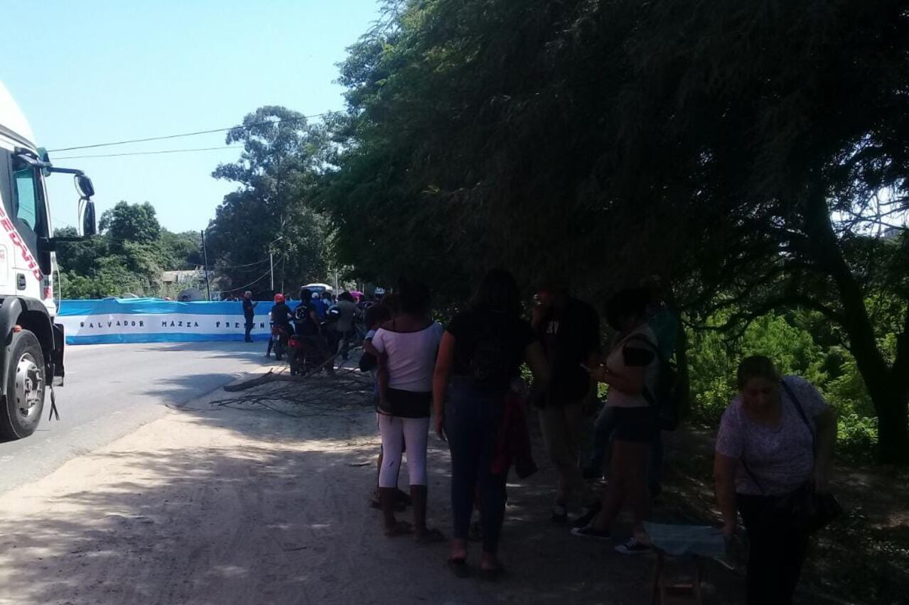 Corte de ruta en el puente internacional de Salvador Mazza