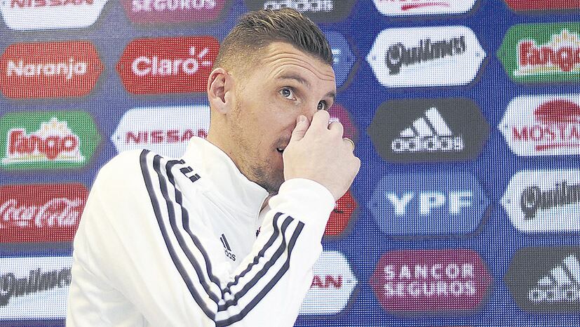 Armani abandonó la concentración anoche y no estará en el arco de River.