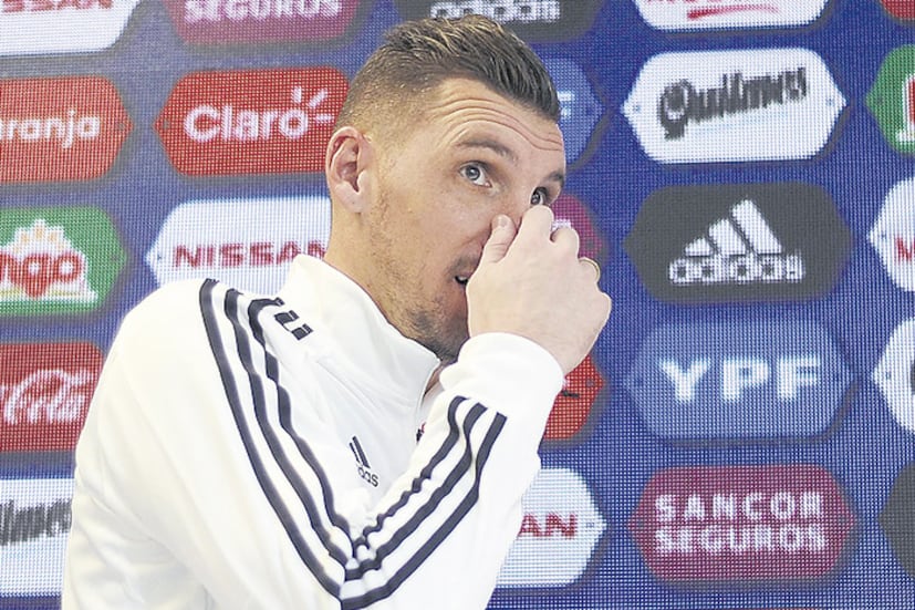 Armani abandonó la concentración anoche y no estará en el arco de River.