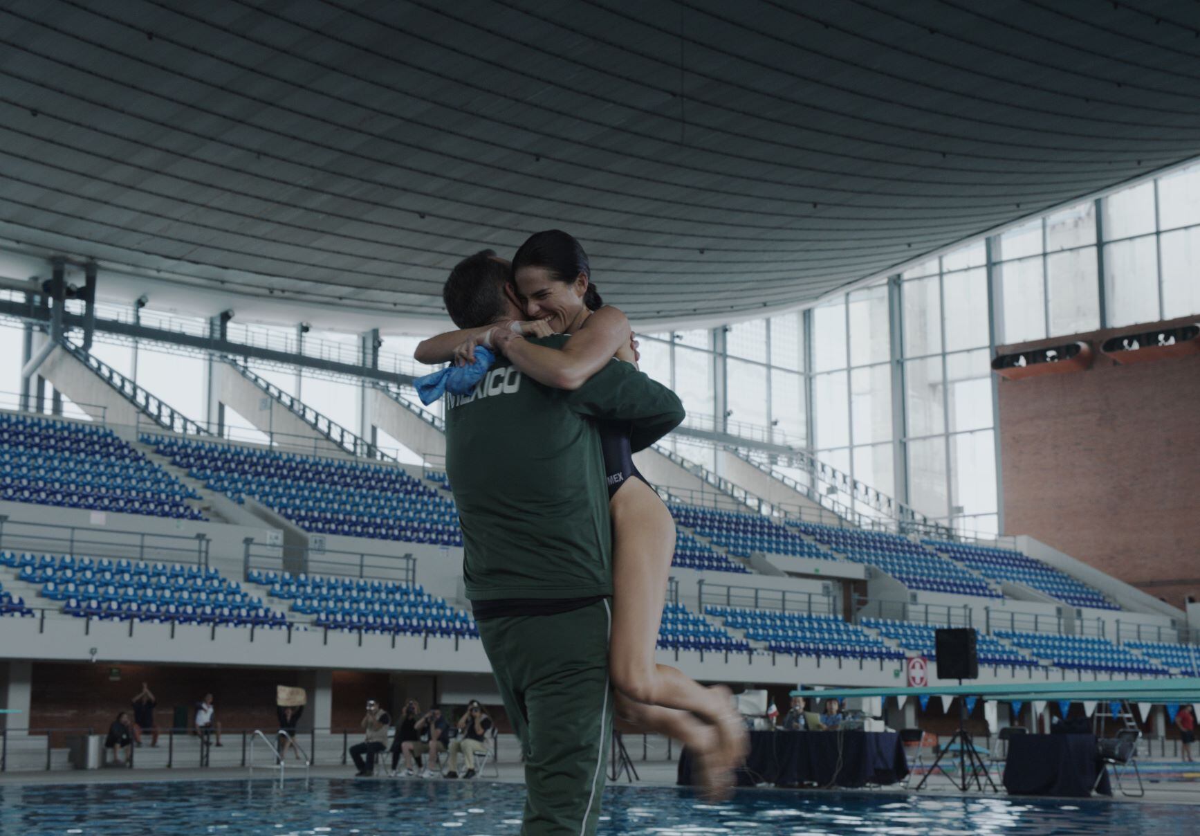 "La caída" hace foco en Mariel (Karla Souza), estrella mexicana del clavadismo olímpico.