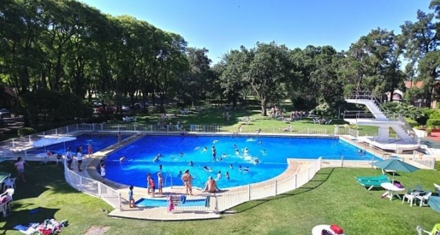 Un niño de 10 años murió tras quedar atrapado en el filtro de la pileta. Imagen:  @jockeyclubros