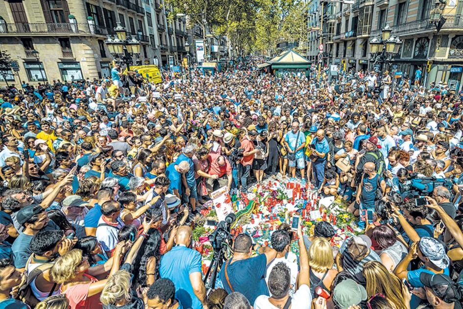 Miles de personas se reunieron en La Rambla de Barcelona.