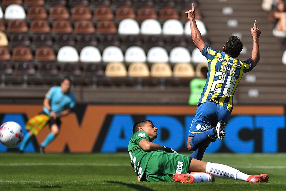 1) Gamba empata el partido con un preciso derechazo. 2) Vecchio jugó en el complemente. (Crédito: Prensa CARC).