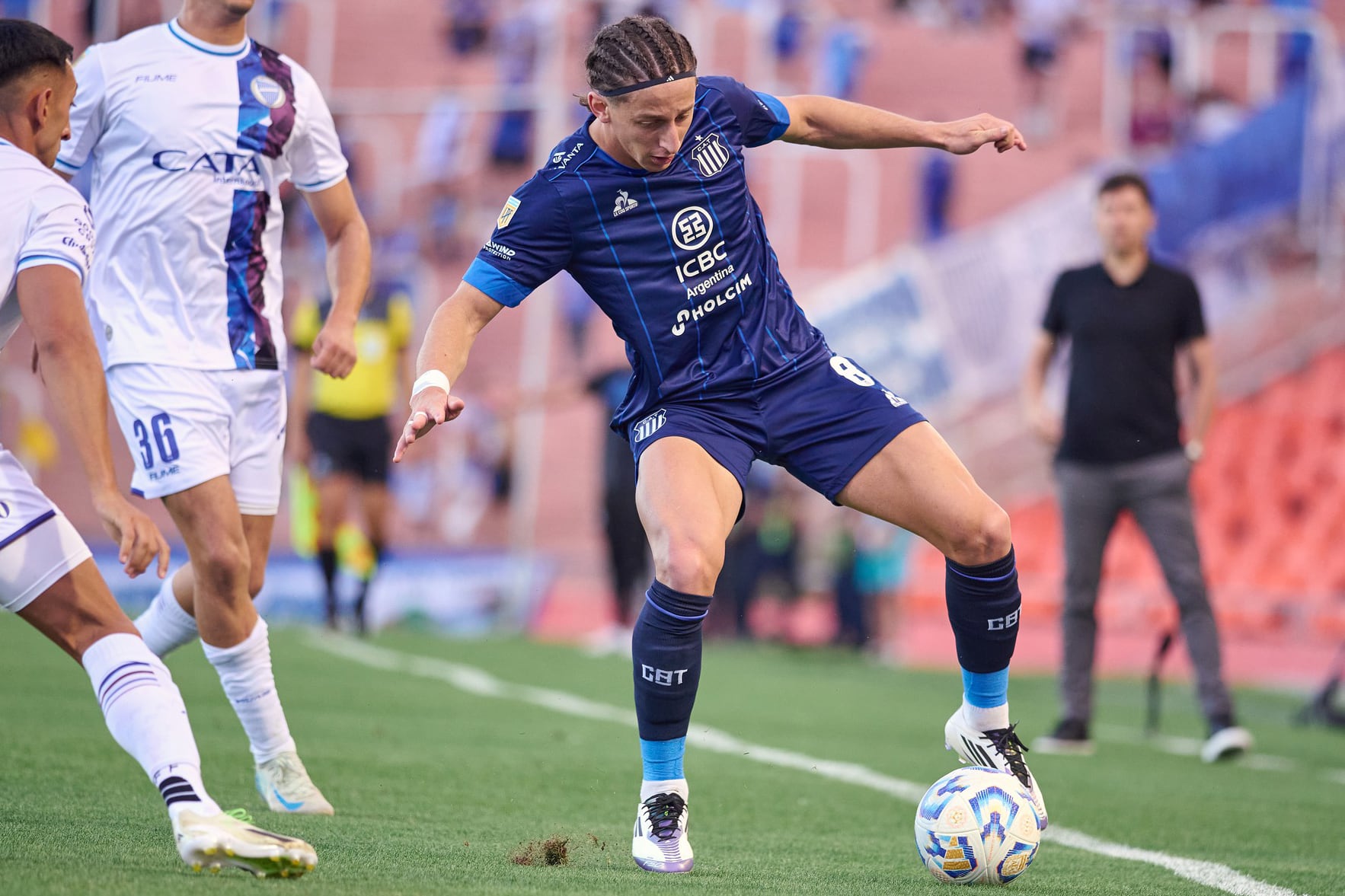 Matías Galarza domina la pelota