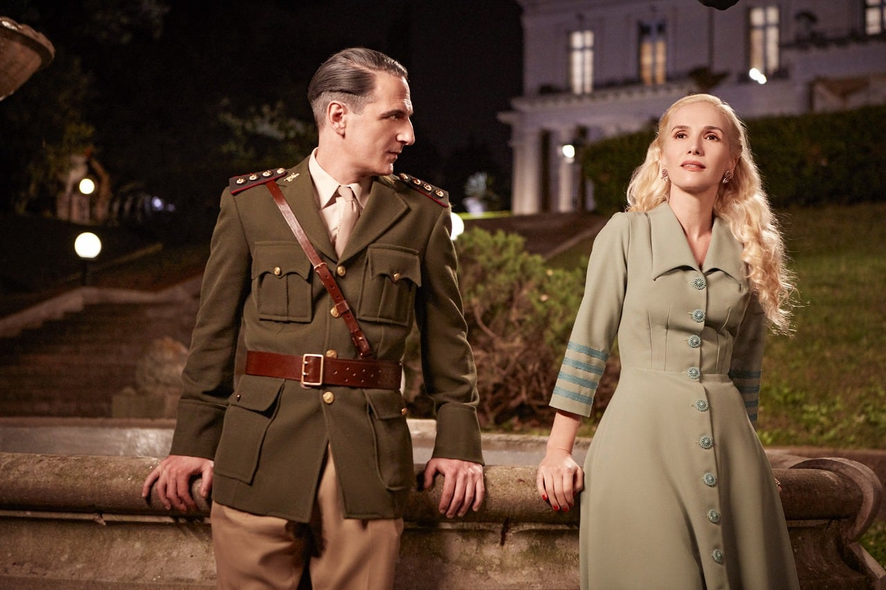 Ernesto Alterio junto a Natalia Oreiro en la serie "Santa Evita".