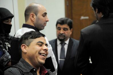 La risa de "Popito" Zalazar, condenado a 3 años por tenencia de armas, y de fondo el Pollo Bassi.