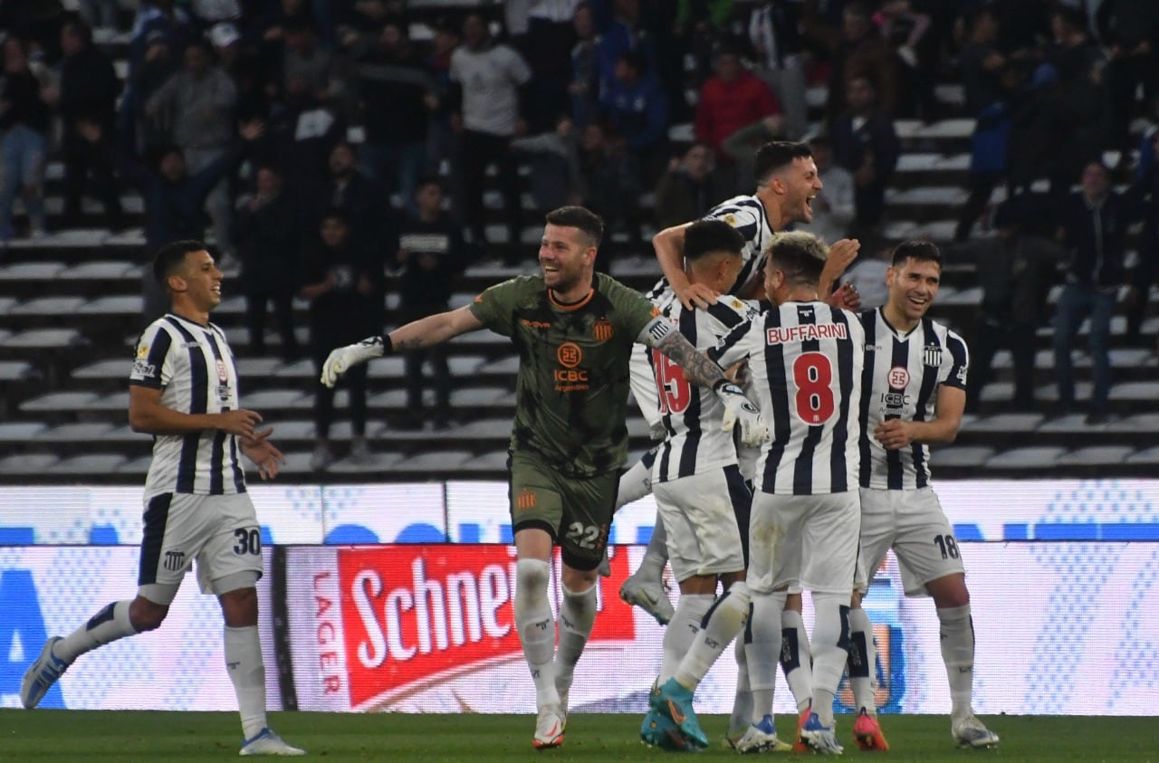 Todos los abrazos para Garro, que anotó un golazo de tiro libre