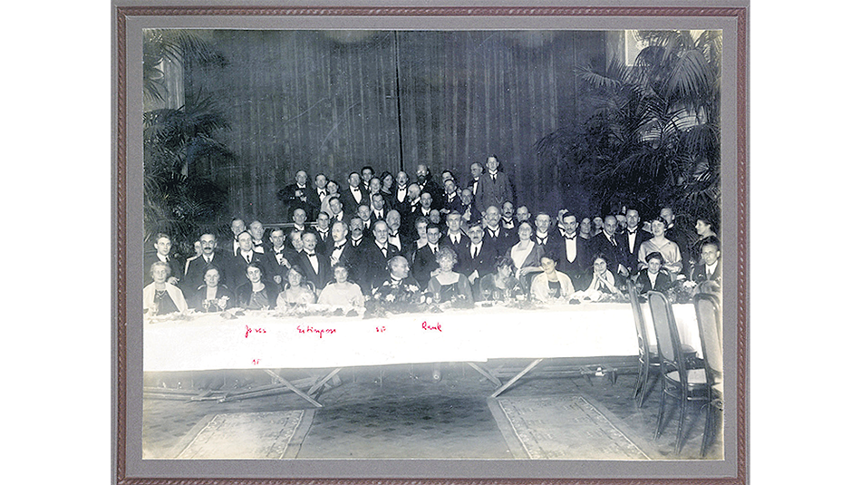 Foto grupal de los participantes al Congreso Internacional de La Haya, donde Hermine von Hug-Hellmuth presentó su paper “Sobre la técnica de análisis con niños”
