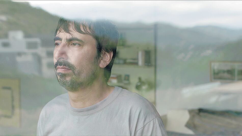 El protagonista (Gustavo Almada) integra la clase media-baja, ésa a la que le cuesta ganarse la vida.